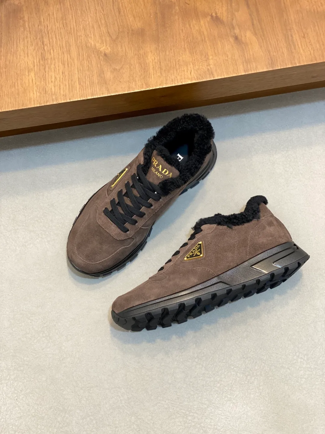 💰780 Prada/Prada Autumn and winter men's leather lace-up sneakers. Top-quality goods produced in Dongguan. Imported Nappa cowhide leather upper with raised layered design. Light and breathable, soft and comfortable. Genuine calfskin leather edging has a distinctive sporty style. The leather tongue is equipped with the classic PRADA letter red rubber label badge to fully display the brand style. The transparent air-cushion midsole is equipped with a lightweight tread rubber outsole. It is light and increased by about 4CM. The inner lining is Excellent foot feel. Comes with original packaging. 38-44 (customized at 45). Size: 39-40-41-42-43-44. Standard leather shoe size.